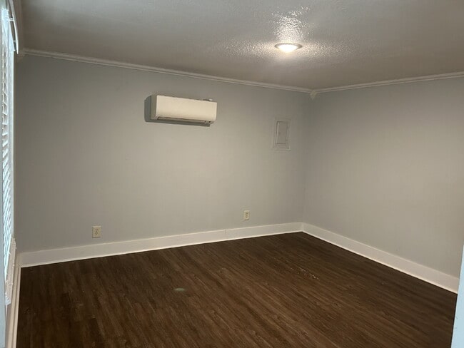 Building Photo - "Charming 3-Bedroom Home with 2 Full Baths...