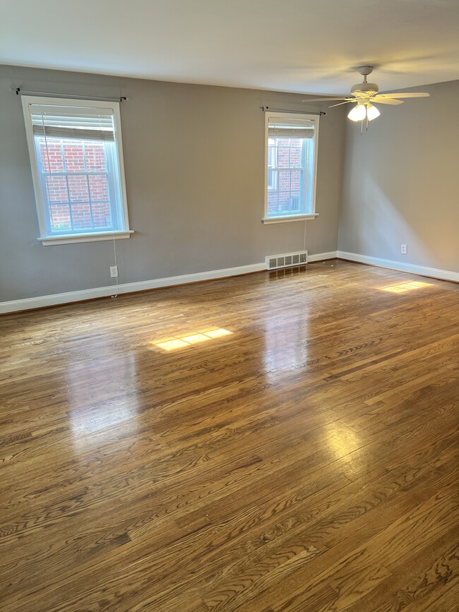 Building Photo - 7047 Amherst Ave