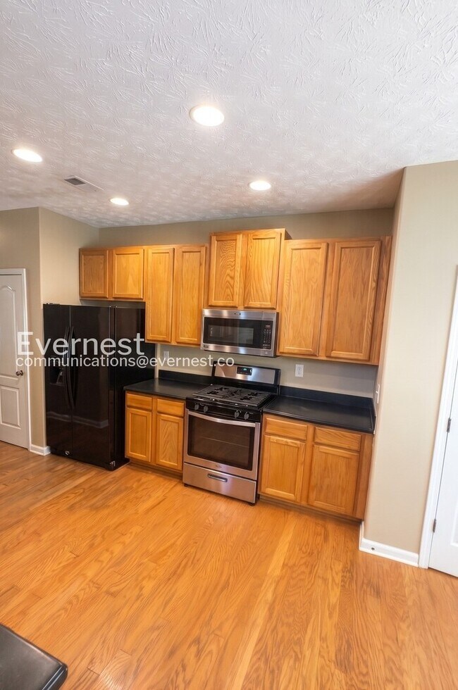 Foto del edificio - 4 Bed, 2.5 Bath Home with Garage / Pet-Friendly / Coming Soon!