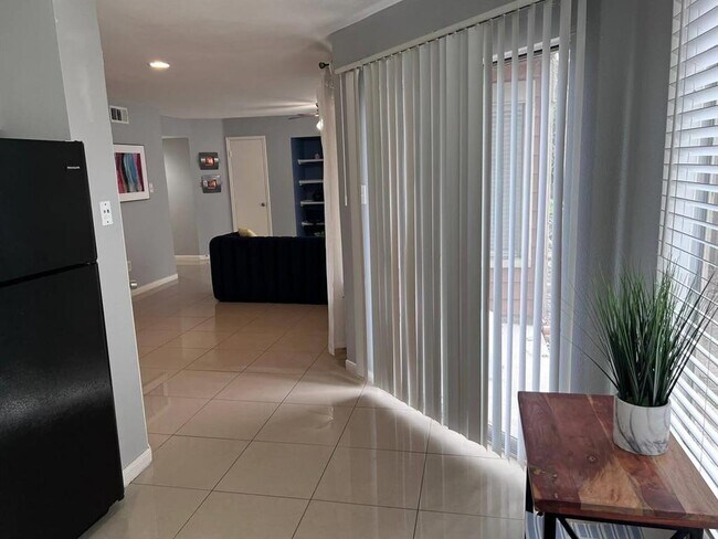 Foto del edificio - 12100 Overbrook Ln