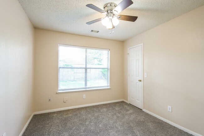 Foto del edificio - 7131 Maple Walk Dr