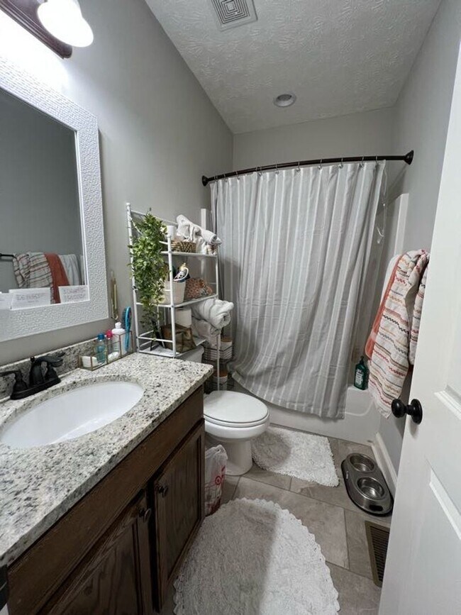 Foto del edificio - Updated Duplex in Auburn!