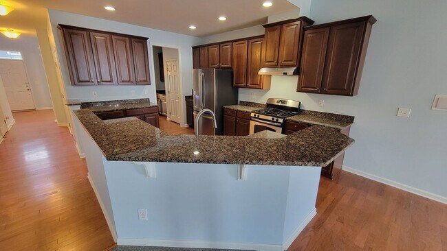 Foto del edificio - 4 Bed, 3.5 Townhome in Five Forks is Avail...