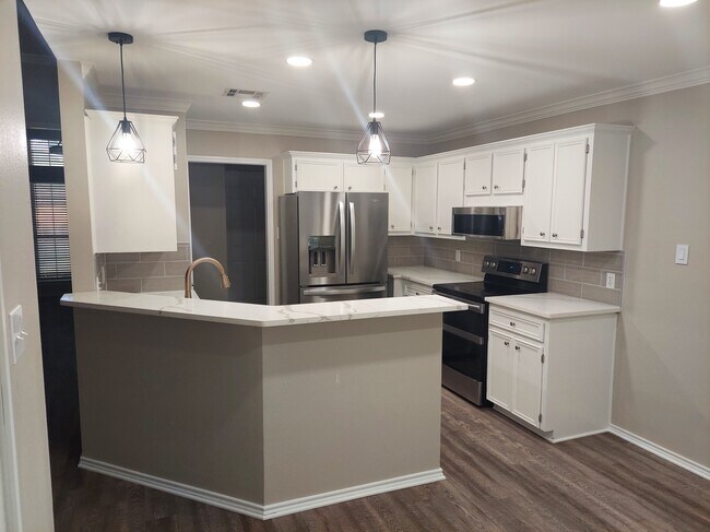 Foto del edificio - 5105 Sterling Dr