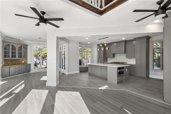 Building Photo - 2910 Emerald Dr