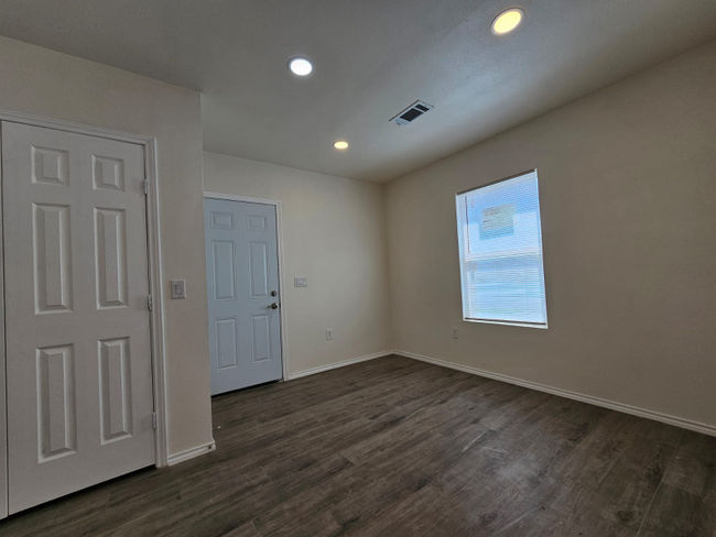 Building Photo - 1257 Davis Ave