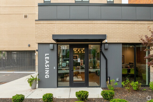 Building Photo - The Leo
