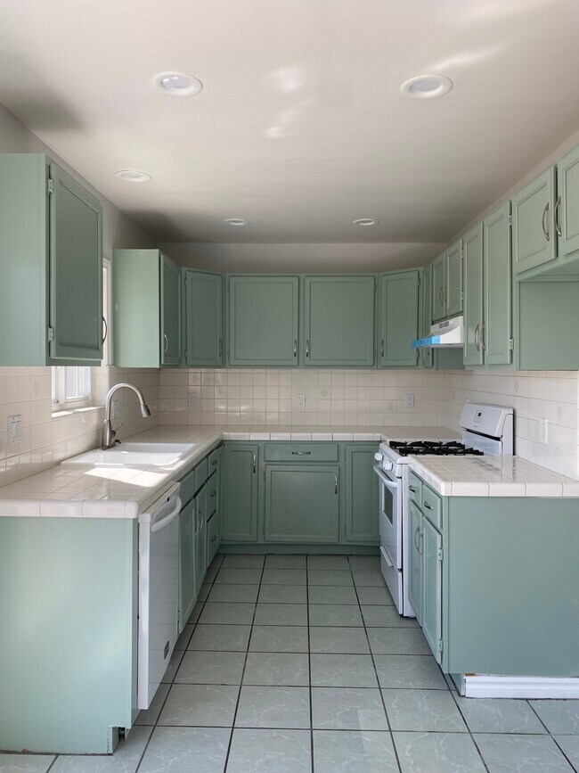 Building Photo - 4114 W 182nd St