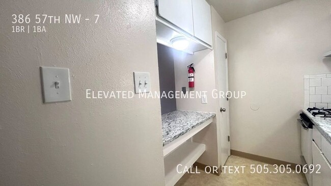 Building Photo - Move in Ready! 1 bed 1 Bath-Near Everything!