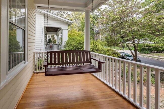Foto del edificio - Classic Chevy Chase Charm in NW DC Availab...