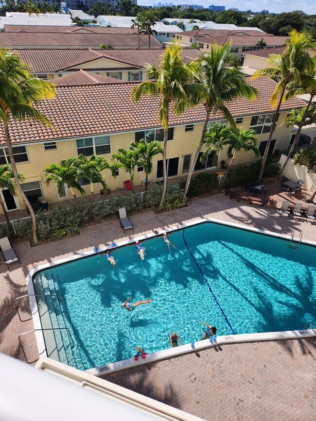 Piscina - 6000 N Ocean Blvd