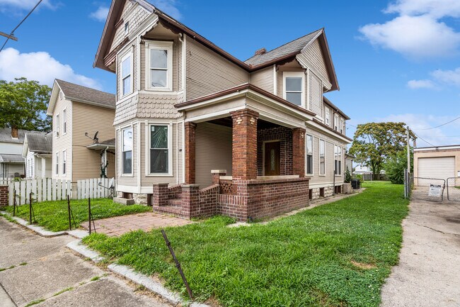 Building Photo - 833 Xenia Ave