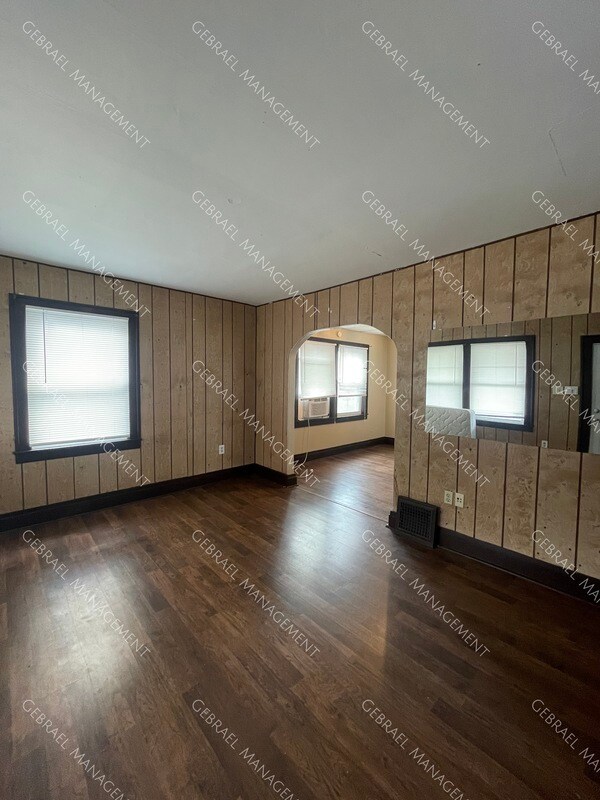 Building Photo - 915 Dupont St