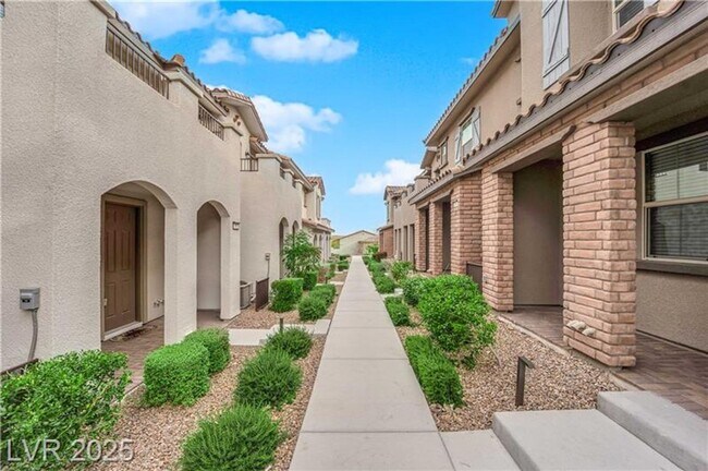 Foto del edificio - GORGEOUS FURNISHED TOWNHOME IN SUMMERLIN!!!