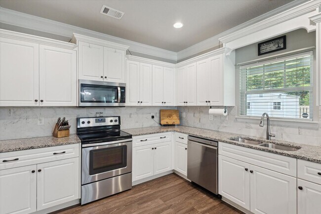 Foto del edificio - Spacious 4BR Home with Screened Porch & Fenced Yard in Effingham