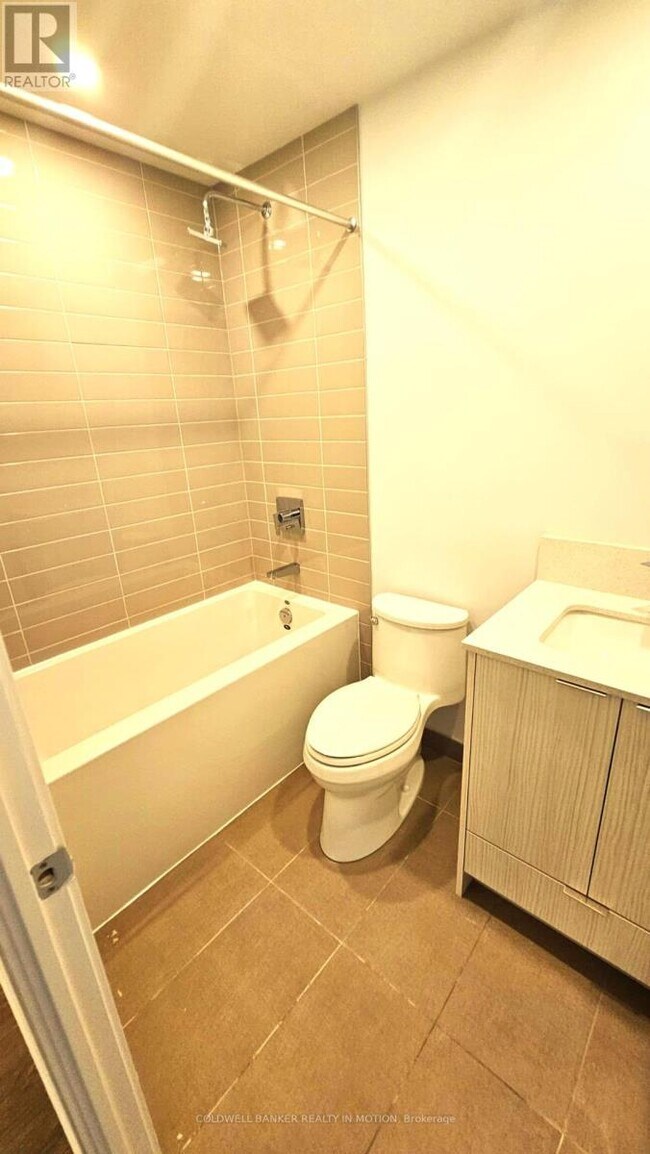 Photo du bâtiment - 430 Square One Dr