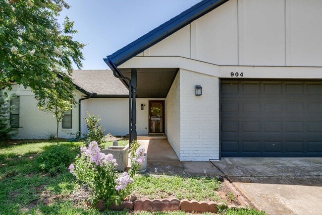 Building Photo - WALK JUST 2 BLOCKS TO EDMOND MEMORIAL – AV...
