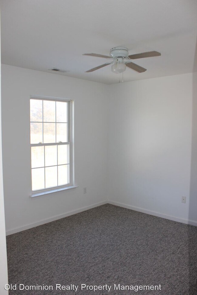 Building Photo - 3 br, 2.5 bath House - 555 Pointe Drive