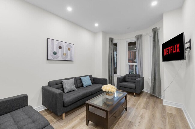 Photo du bâtiment - 77 Montrose Ave