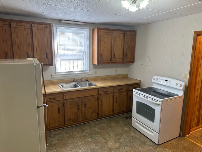 Building Photo - 908 N Maple St