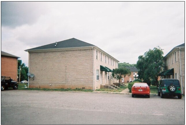 Building Photo - 525 Lost Cir