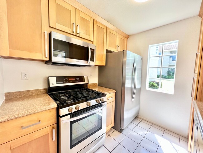 Building Photo - Beautiful 2 Bedroom/ 2 Bathroom Condo loca...