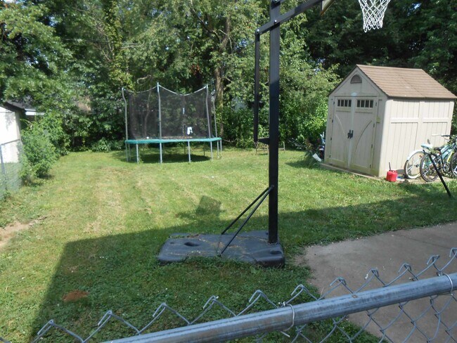 Building Photo - 731 S Park Square Dr
