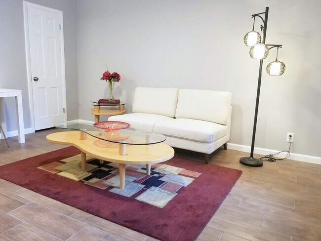Building Photo - 1B/1B Beautiful Apartment!! **ALL BILLS PA...