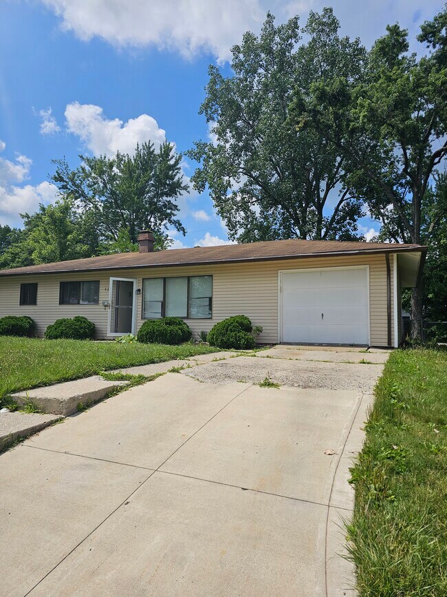 Building Photo - 420 Edgeknoll Ln