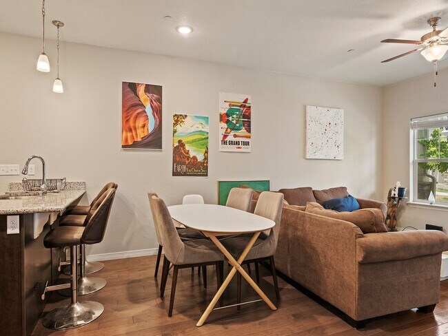 Foto del edificio - Beautiful 3 Bed, 3 1/2 Bath Townhome in We...