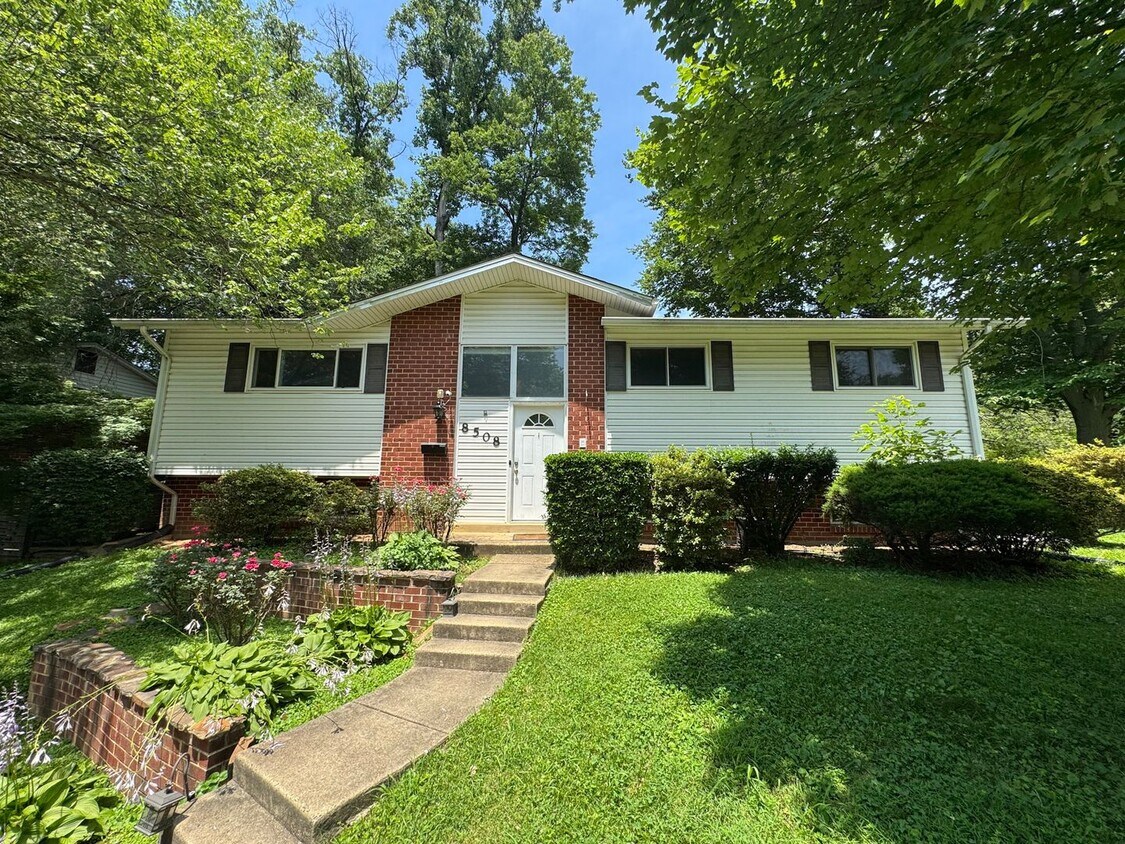 Foto principal - Gorgeous 4 Bed 3 Bath Home Sitting On Spac...