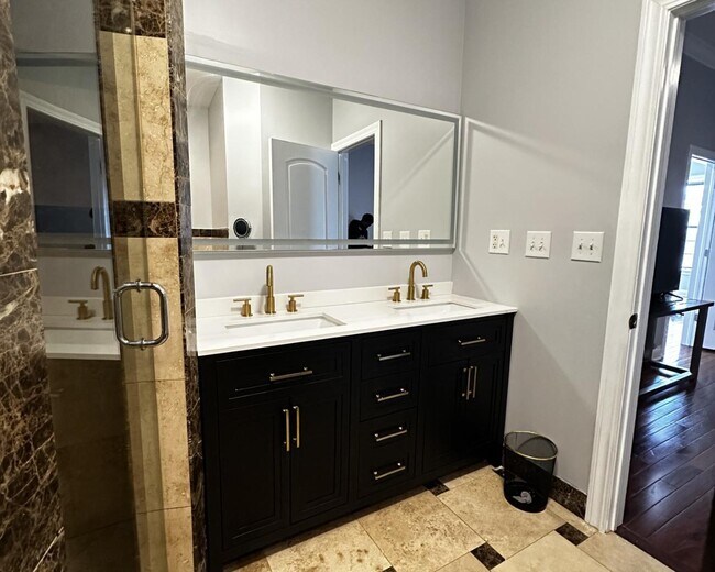 Foto del edificio - 4926 S Indiana Ave