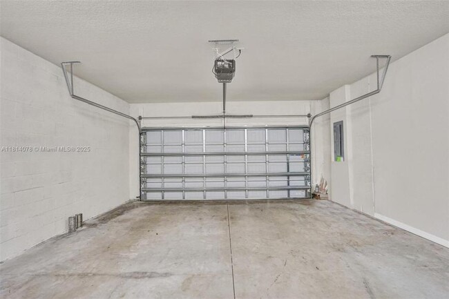 Building Photo - 3 bedroom in Hollywood FL 33021
