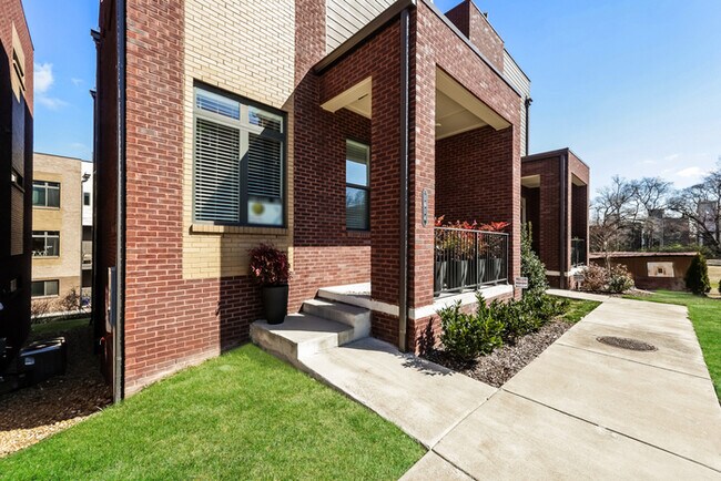 Foto del edificio - Luxury Brick Home with Rooftop Deck in Vib...