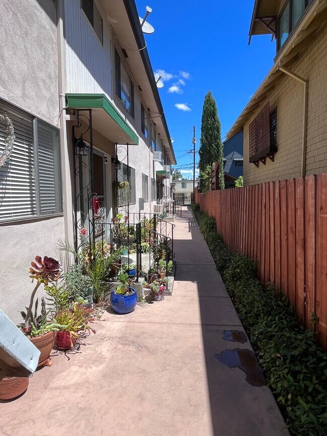 Foto del edificio - 2517 U Street (CALL TIM FOR ALL MAINTENANCE)