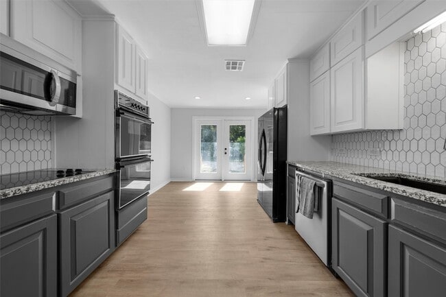 Foto del edificio - 2416 Lake Air Dr