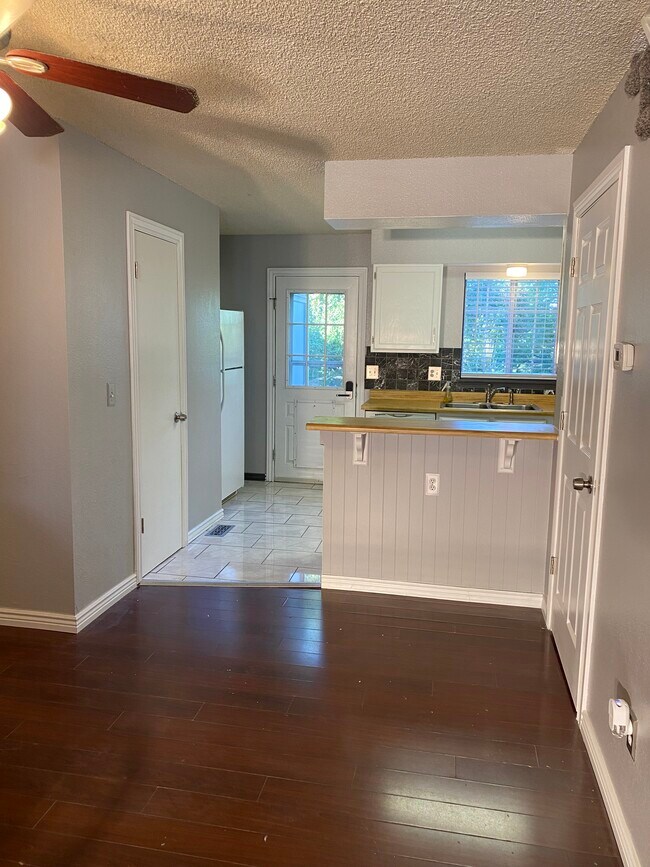 Kitchen - 10627 W Dartmouth Ave