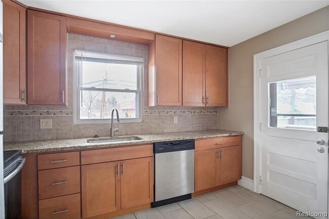 Building Photo - 115 W 13 Mile Rd