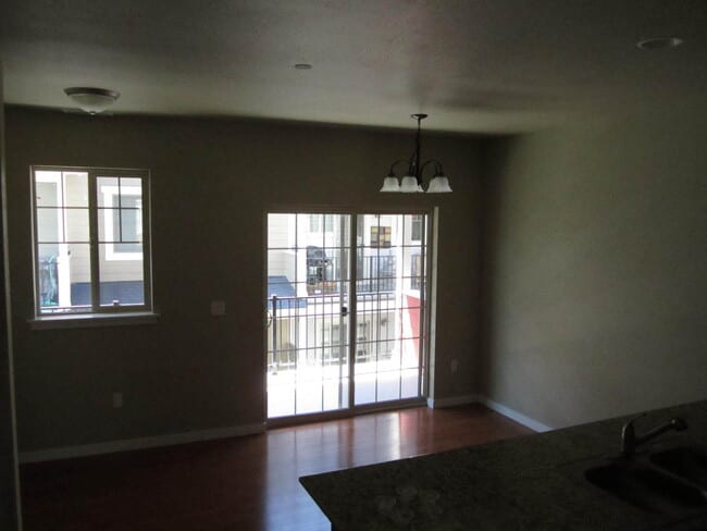 Building Photo - Charming 3 Story Town Home for Rent
