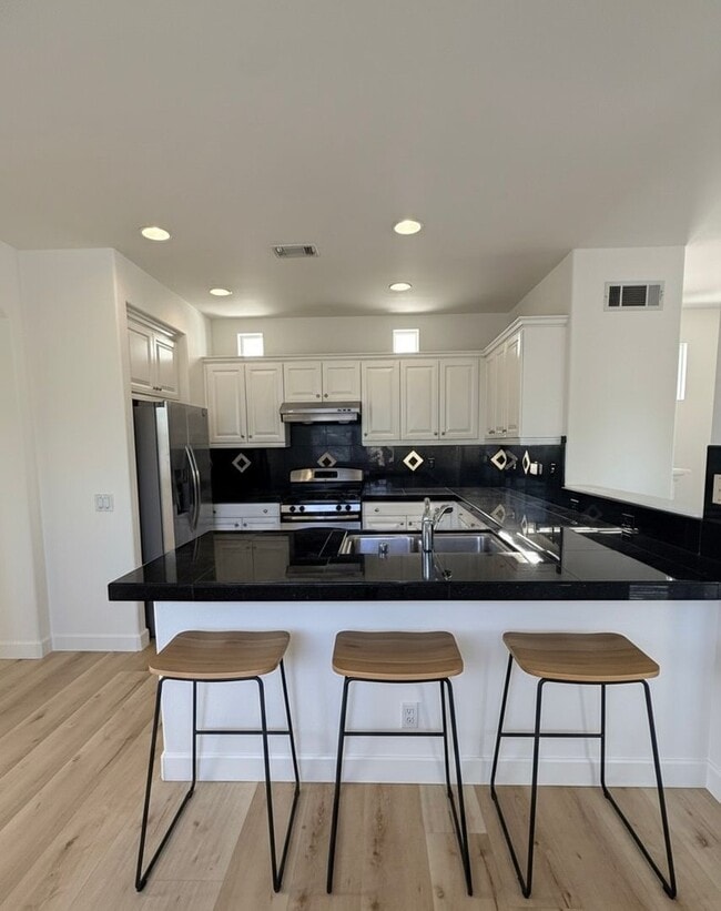 Building Photo - Beautiful Tri-Level Home in Prestigious Oa...