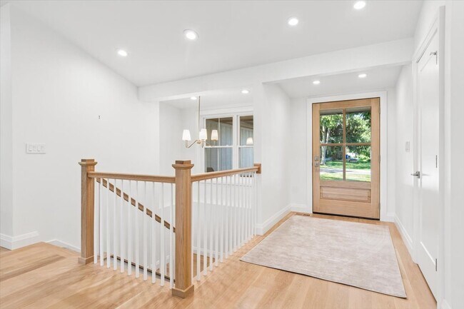 Building Photo - 905 Aurora Way
