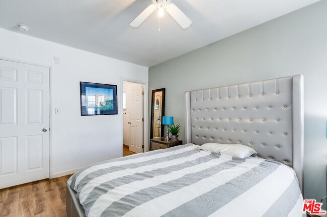 Foto del edificio - 137 Rexford Dr