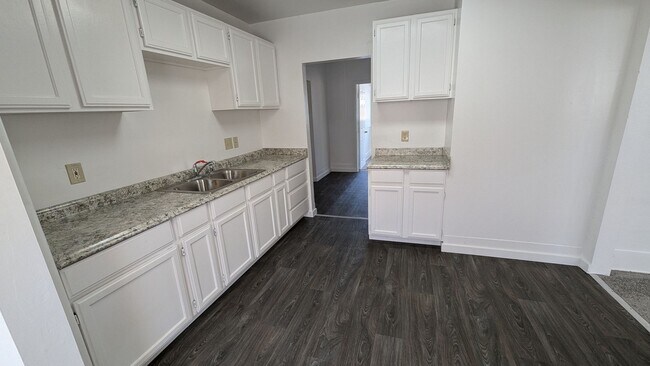 Foto del edificio - Large 4 Bedroom 2 Bath Home