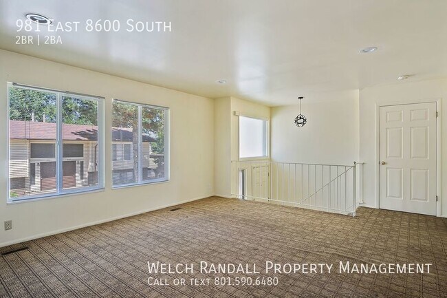 Building Photo - 2 bedroom 1.5 Sandy Duplex.