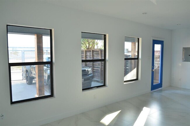 Building Photo - 4704 Allen St