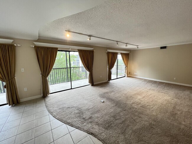 Building Photo - 3200 Cove Cay Dr
