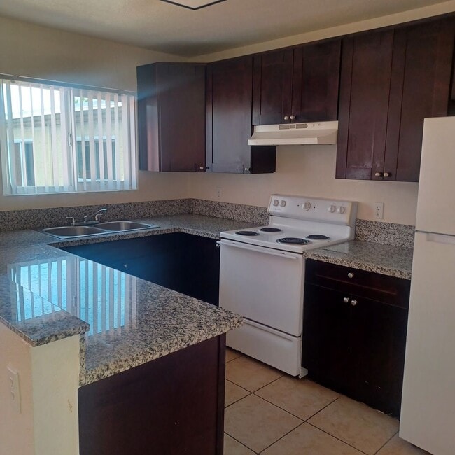 Building Photo - 2BDRM / 1 BATH CONDO Management Super Move...
