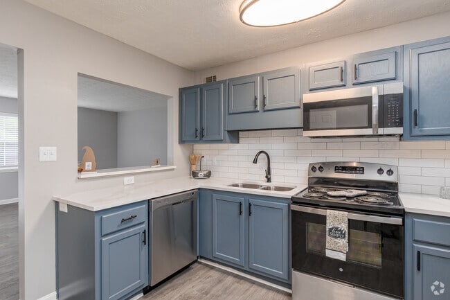 2BR, 1BA - 884SF - Kitchen - Vineyards of Flat Shoals