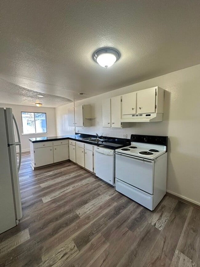 Foto del edificio - 3 Bedroom Duplex with Carport