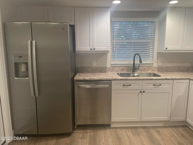 Building Photo - 261 Manhattan Way